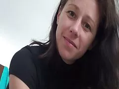 Él observa a su esposa, mientras que trio casero con esposa el tímido marido observa