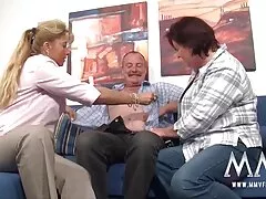 Ella porno bi casero tiene un cepillo duro, profundo y caliente en su coño.