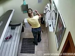 Niños frente videos porno de trios caseros a la cámara
